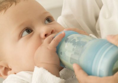 1 aylık bebeğin beslenmesi ve bebeğin alması gereken süt
